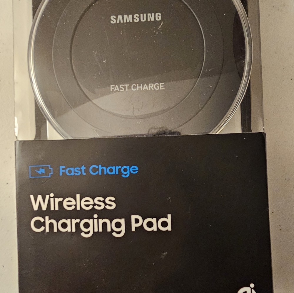 Samsung Wireless Charging Pad-Brand New in Box - Picture 2 of 6